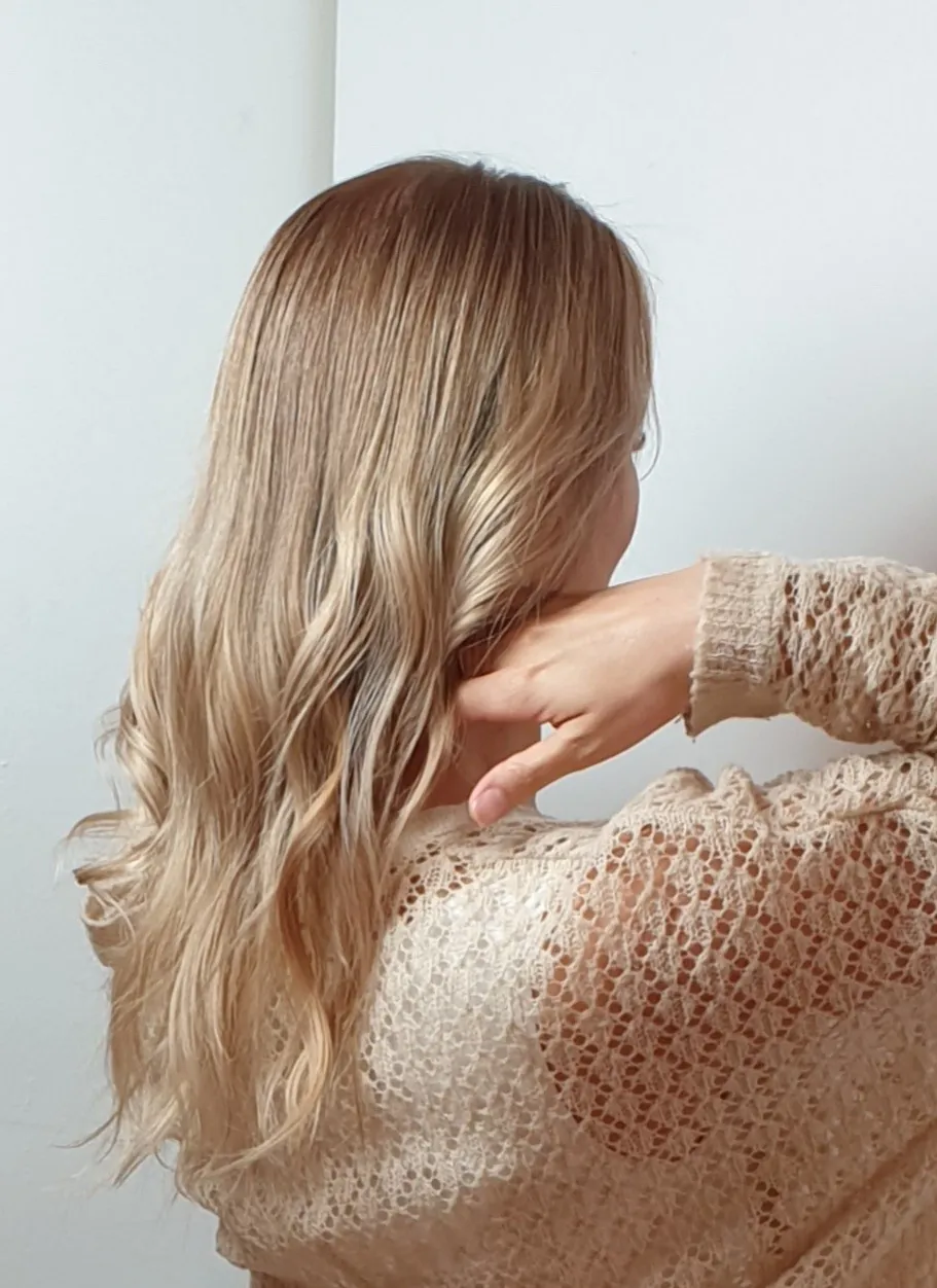 Blondes Balayage auf langem, welligem Haar