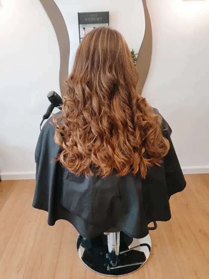 Lange Locken nach dem Styling im Salon Layan