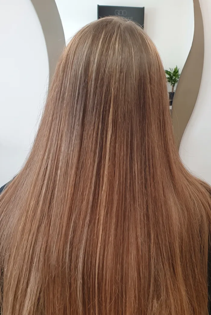 Langes, glänzendes Haar nach der Coloration